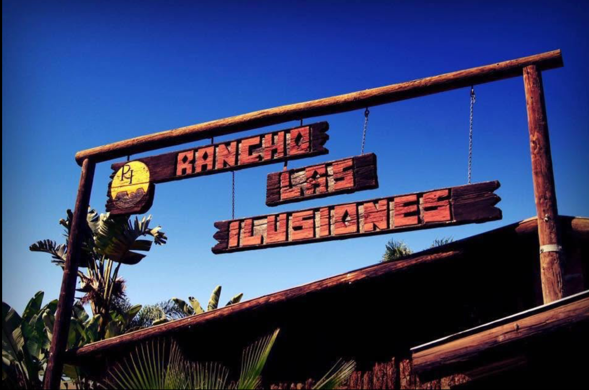 Áreas verdes y entrada del Rancho Las Ilusiones en Playas de Rosarito